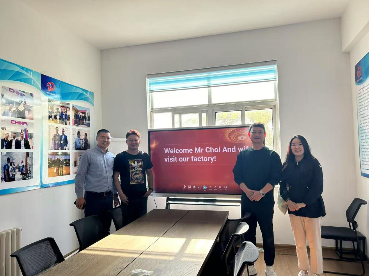 Карэйскія кліенты наведваюць нашу фабрыку