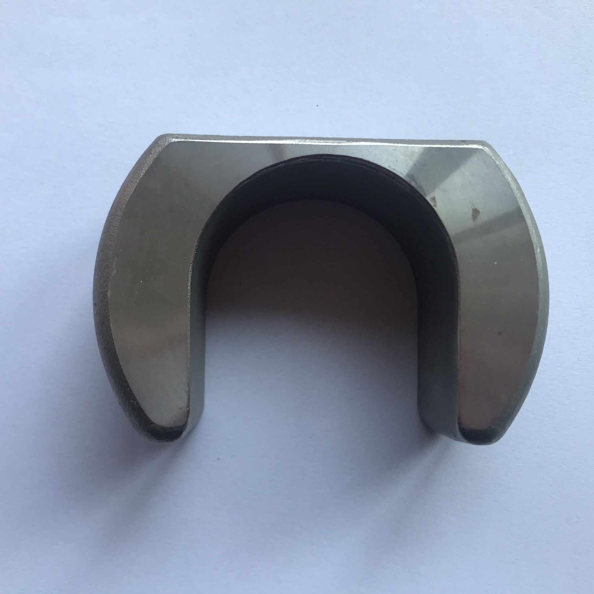 У чым прычына расслаення абалонкі з пяску вадзянога шкла ў працэсе ліцця па выплавляемым матэрыялам?