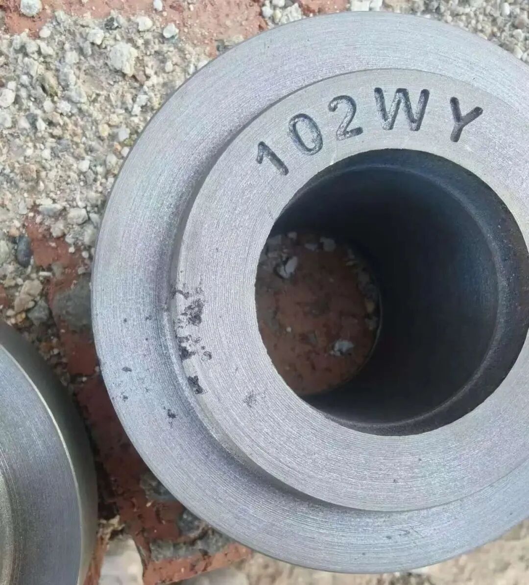 Якія характарыстыкі дэфектаў прамывання пяском пры вытворчасці дэталяў з шэрага чыгуну з выкарыстаннем зялёнага пяску? Чым адрозніваюцца шлаковые дэфекты вачэй?