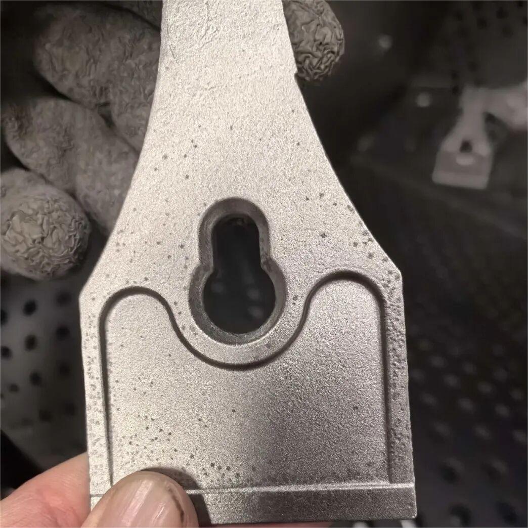 Вытворчасць 410 дэталяў з нержавеючай сталі з золем кремнезема, вагой 205 грамаў, з плямамі акіслення на паверхні: прычыны і рашэнні