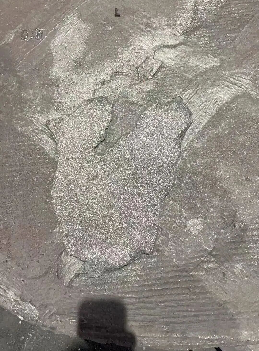 Як можна ліквідаваць такія дэфекты, як пясчаныя вугры на верхняй паверхні дэталяў з шэрага чыгуну, вырабленых шляхам ліцця з пяску?